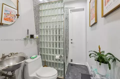 Bath - 16581 NW 84th Ave, Miami Lakes, FL 33016 photo 4 of 6