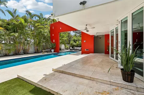 Exterior - 16581 NW 84th Ave, Miami Lakes, FL 33016 photo 6 of 11
