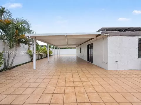 Exterior - 7961 W 6th Ave, Hialeah, FL 33014 photo 2 of 3
