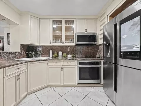 Kitchen - 7961 W 6th Ave, Hialeah, FL 33014 photo 1 of 6