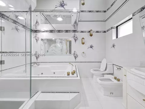 Bath - 7961 W 6th Ave, Hialeah, FL 33014 photo 2 of 4
