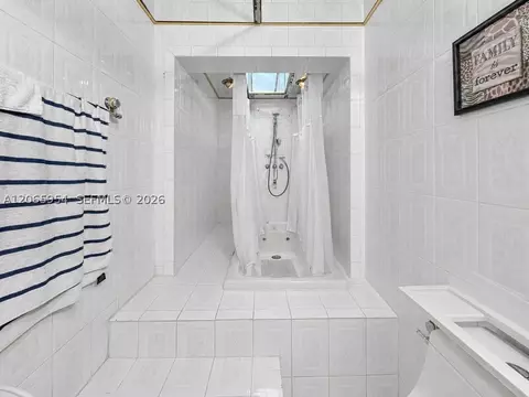 Bath - 7961 W 6th Ave, Hialeah, FL 33014 photo 3 of 4