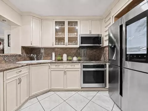 Kitchen - 7961 W 6th Ave, Hialeah, FL 33014 photo 3 of 6