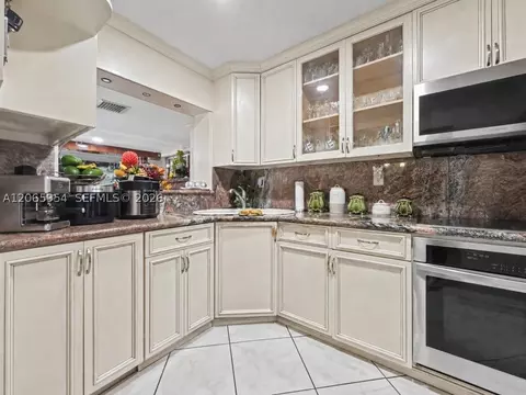 Kitchen - 7961 W 6th Ave, Hialeah, FL 33014 photo 2 of 6
