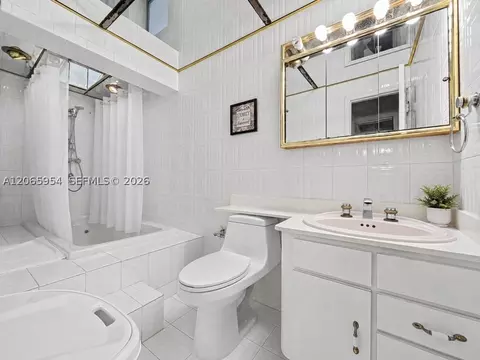 Bath - 7961 W 6th Ave, Hialeah, FL 33014 photo 4 of 4