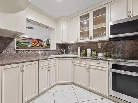 Kitchen - 7961 W 6th Ave, Hialeah, FL 33014 photo 4 of 6