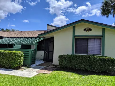 460 Lakeview Dr #4, Weston, FL 33326