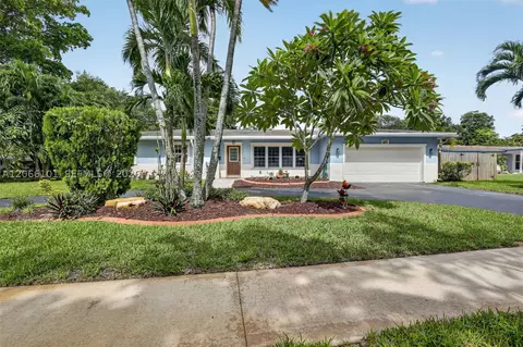 801 Ixora Ln, Plantation, FL 33317