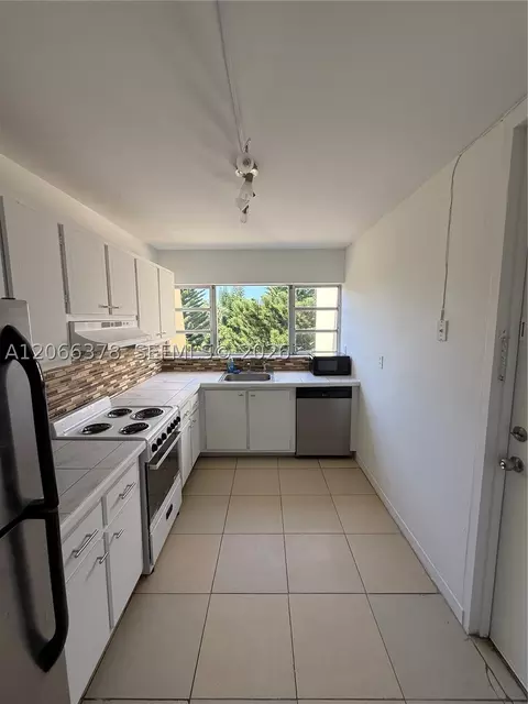 952 NE 199th St #4K, Miami, FL 33179