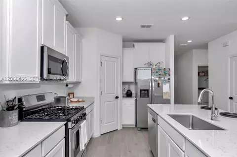 Kitchen - 511 NW 5th Ave, Williston, FL 32696 photo 2 of 4