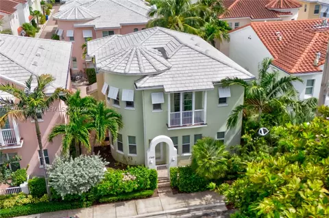 1749 NE 9th St, Fort Lauderdale, FL 33304
