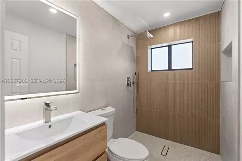 Bath - 31 W 64th St, Hialeah, FL 33012 photo 3 of 4