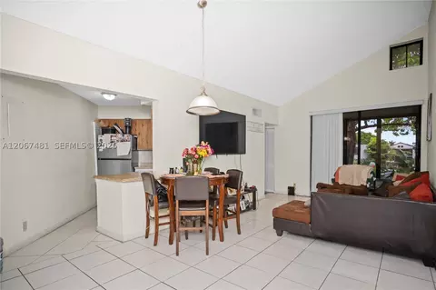 213 Lake Pointe Dr #203, Oakland Park, FL 33309