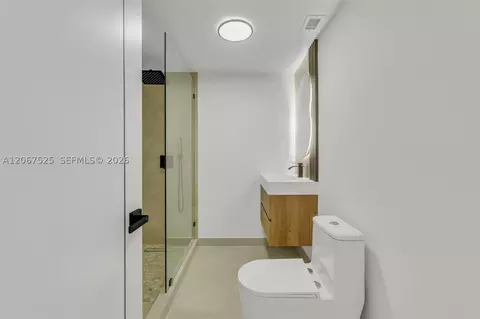 Bath - 611 SE 4th St, Hialeah, FL 33010 photo 2 of 4