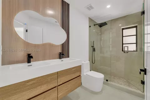 Bath - 611 SE 4th St, Hialeah, FL 33010 photo 1 of 4