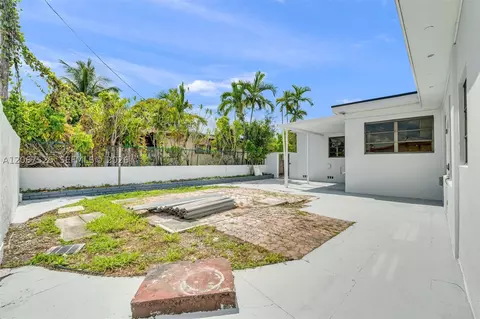 Exterior - 611 SE 4th St, Hialeah, FL 33010 photo 4 of 5