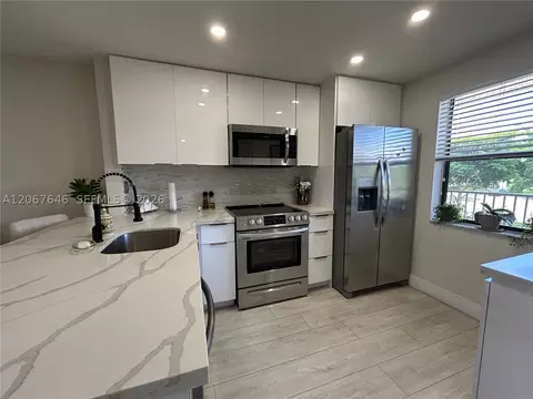 10130 Sunrise Lakes Blvd #207, Sunrise, FL 33322