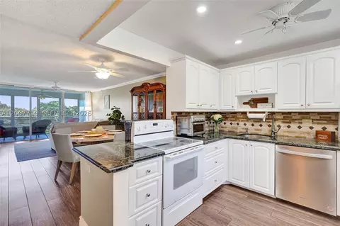 605 Oaks Dr #504, Pompano Beach, FL 33069