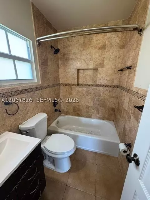 Bath - 740 SE 4th Pl, Hialeah, FL 33010 photo 2 of 2