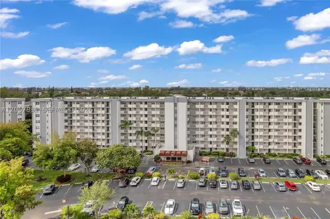 5900 NW 44th St #405, Lauderhill, FL 33319