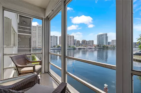 2600 Diana Dr #208, Hallandale Beach, FL 33009