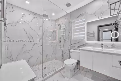 Bath - 700 W 51st Pl, Hialeah, FL 33012 photo 2 of 5