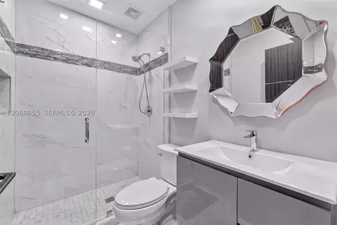 Bath - 700 W 51st Pl, Hialeah, FL 33012 photo 4 of 5