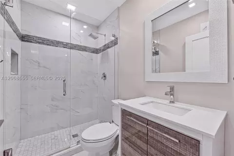 Bath - 700 W 51st Pl, Hialeah, FL 33012 photo 3 of 5