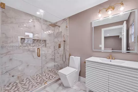 Bath - 700 W 51st Pl, Hialeah, FL 33012 photo 5 of 5