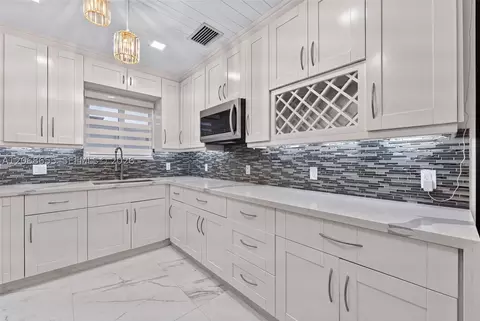 Kitchen - 700 W 51st Pl, Hialeah, FL 33012 photo 2 of 3