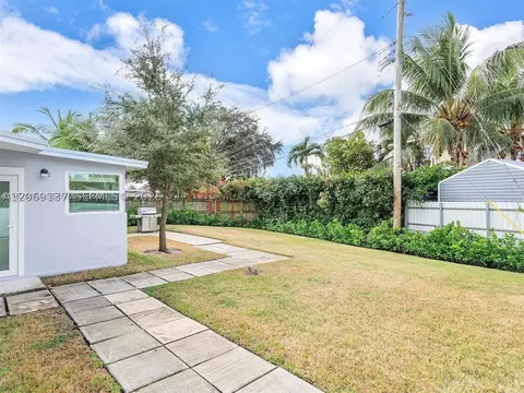 Exterior - 17320 NW 80th Ave, Hialeah, FL 33015 photo 5 of 6