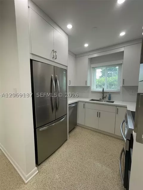 Kitchen - 17320 NW 80th Ave, Hialeah, FL 33015 photo 5 of 5
