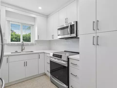 Kitchen - 17320 NW 80th Ave, Hialeah, FL 33015 photo 2 of 5