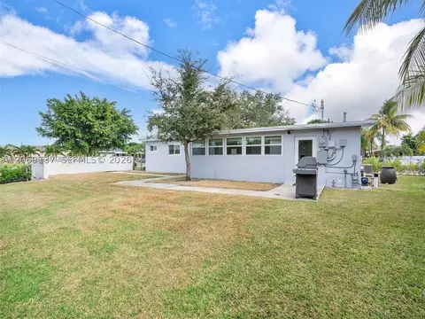 Exterior - 17320 NW 80th Ave, Hialeah, FL 33015 photo 6 of 6