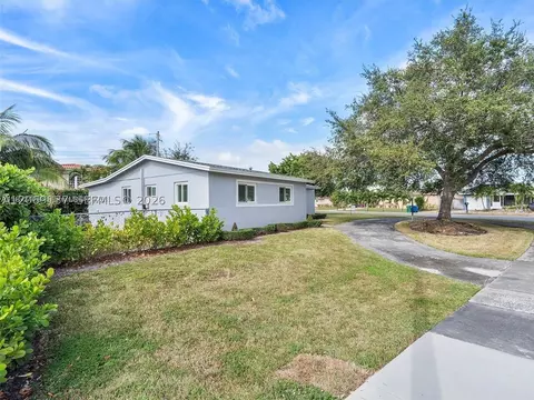 Exterior - 17320 NW 80th Ave, Hialeah, FL 33015 photo 4 of 6
