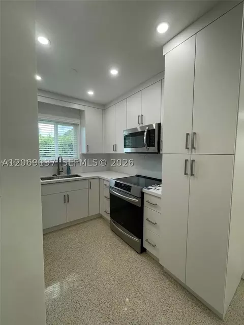 Kitchen - 17320 NW 80th Ave, Hialeah, FL 33015 photo 4 of 5