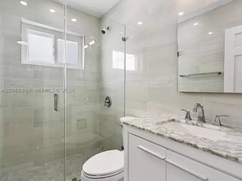 Bath - 17320 NW 80th Ave, Hialeah, FL 33015 photo 4 of 7