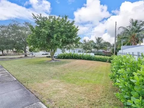 Exterior - 17320 NW 80th Ave, Hialeah, FL 33015 photo 2 of 6