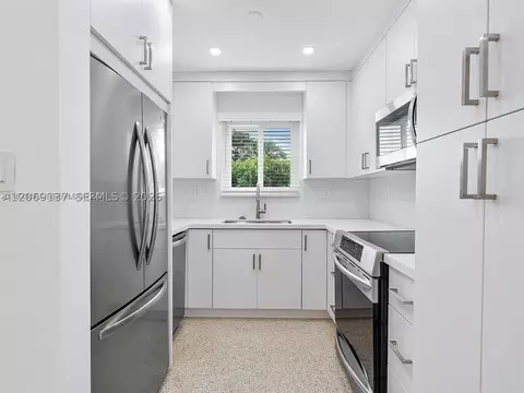 Kitchen - 17320 NW 80th Ave, Hialeah, FL 33015 photo 1 of 5