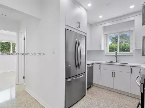 Kitchen - 17320 NW 80th Ave, Hialeah, FL 33015 photo 3 of 5