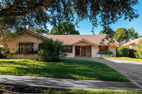 15821 Huntridge Rd, Davie, FL 33331
