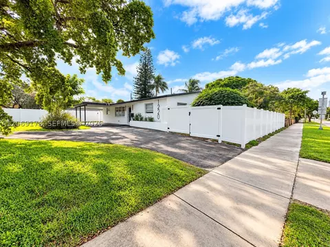 1220 NE 8th St, Pompano Beach, FL 33060