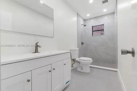 Bath - 142 W 35th St, Hialeah, FL 33012 photo 3 of 3