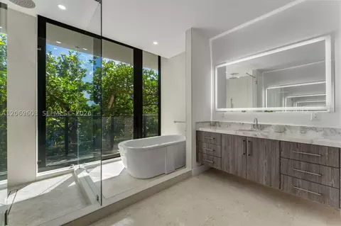 Bath - 3581 E Glencoe St #302, Miami, FL 33133 photo 3 of 6