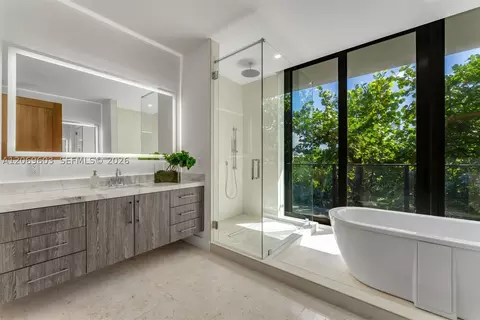 Bath - 3581 E Glencoe St #302, Miami, FL 33133 photo 2 of 6