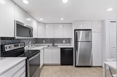 3970 Oaks Clubhouse Dr #306, Pompano Beach, FL 33069