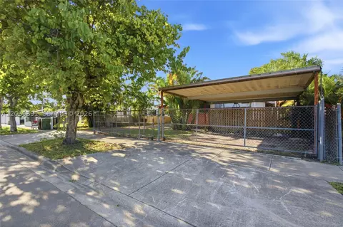 Exterior - 621 SE 4th St, Hialeah, FL 33010 photo 5 of 10
