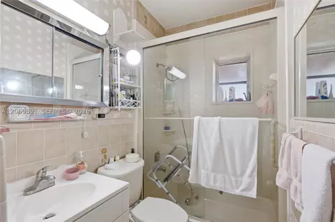 Bath - 621 SE 4th St, Hialeah, FL 33010 photo 2 of 2