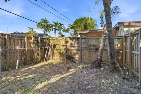 Exterior - 621 SE 4th St, Hialeah, FL 33010 photo 9 of 10