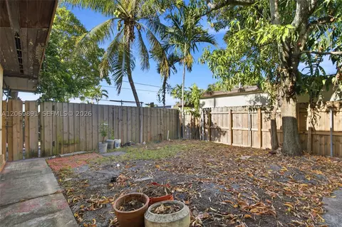 Exterior - 621 SE 4th St, Hialeah, FL 33010 photo 6 of 10